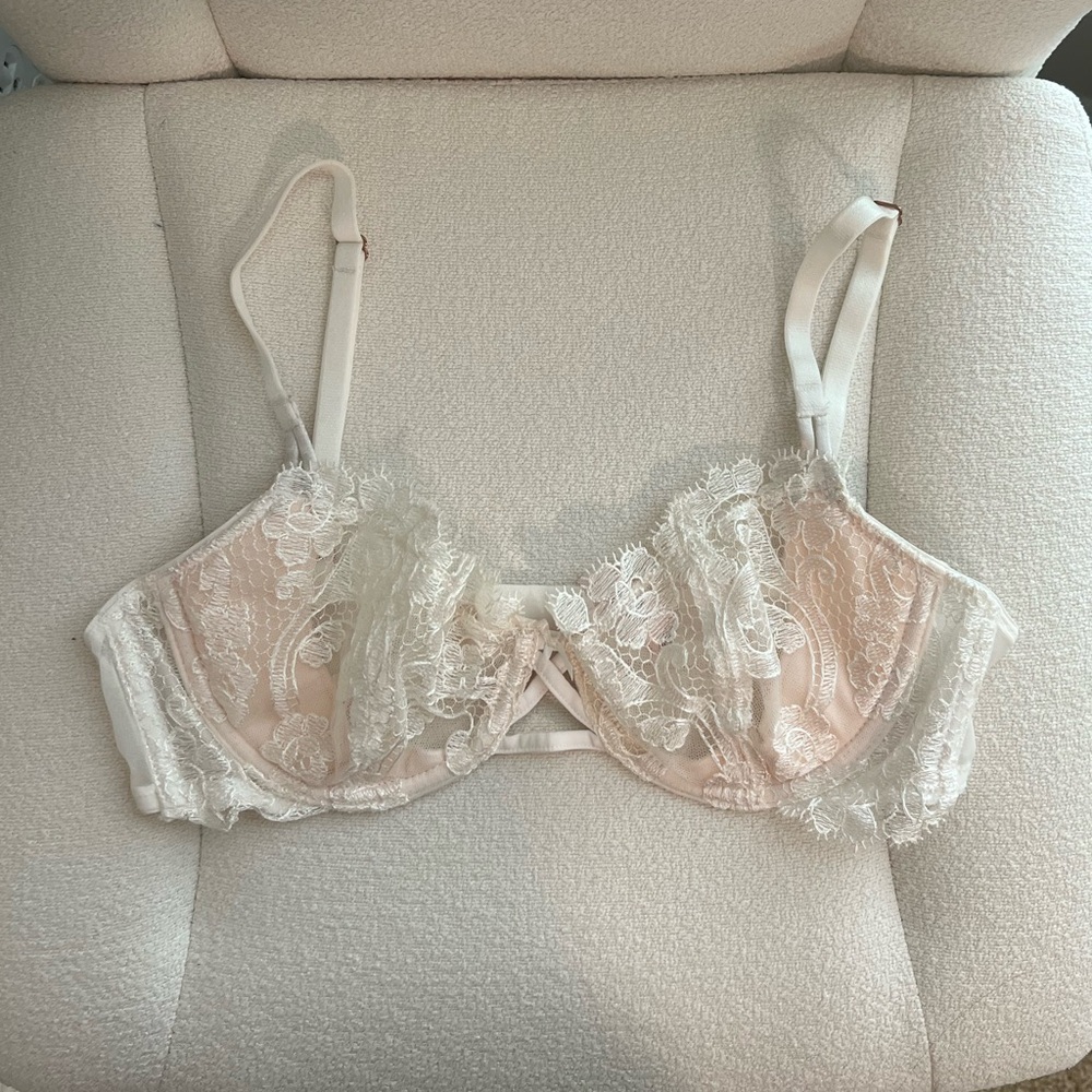 Victoria's Secret Cream Lace Underwire Bra